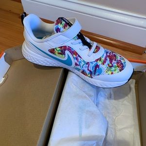 Girls BNIB Nike Revolution 5 Fable Sneaker